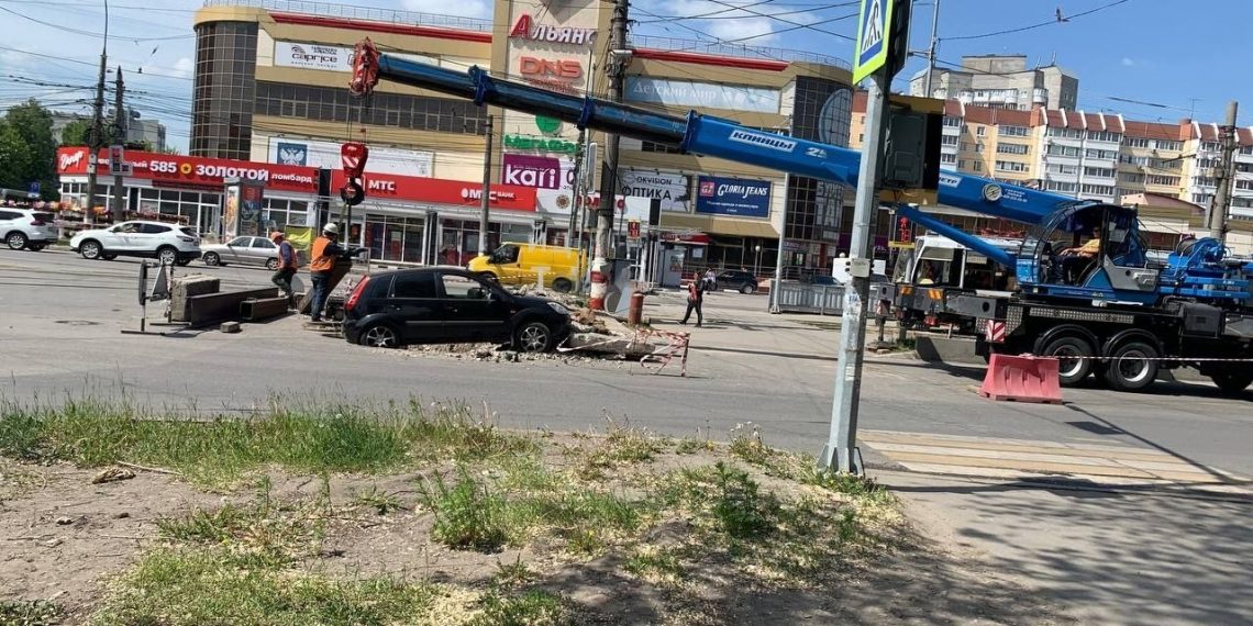 20 мая у «Альянса» на Камышинской ульяновец на «Форде» влетел в яму со щебнем