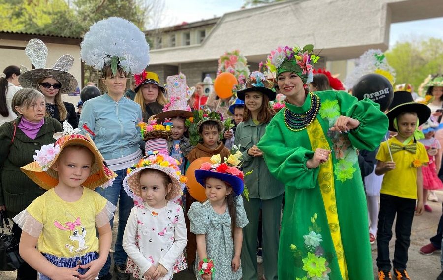 «Шляпный парад» прошёл 1 мая в ульяновском парке «Винновская роща» — фото, видео