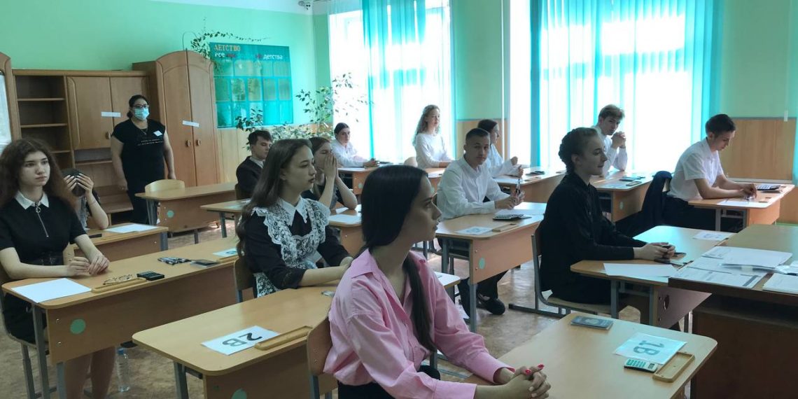 Выпускники школ Ульяновска начали сдавать ЕГЭ, большинство выбрало химию