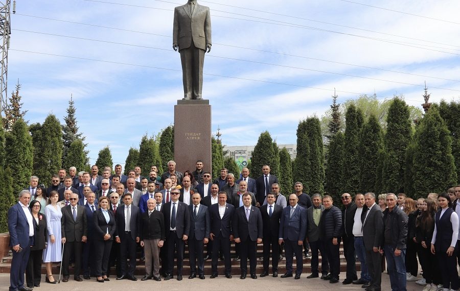 10 мая в Ульяновске возложили цветы к памятнику Гейдару Алиеву
