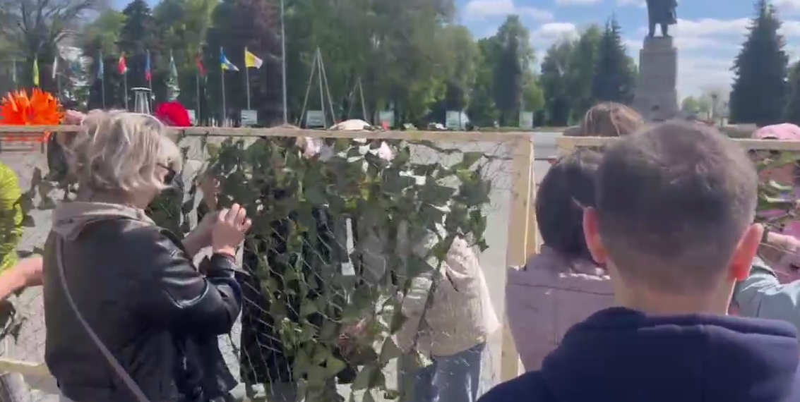 8 мая на Соборной площади в Ульяновске плетут огромную маскировочную сеть для бойцов СВО