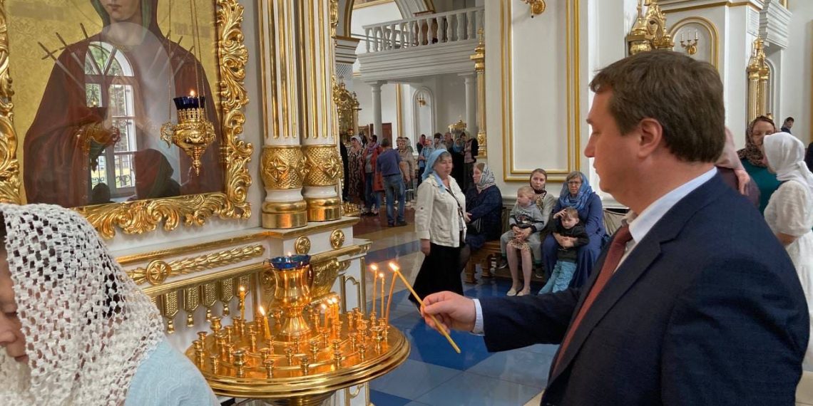 Ульяновский мэр поклонился чудотворной иконе Божией Матери в Спасо-Вознесенском соборе