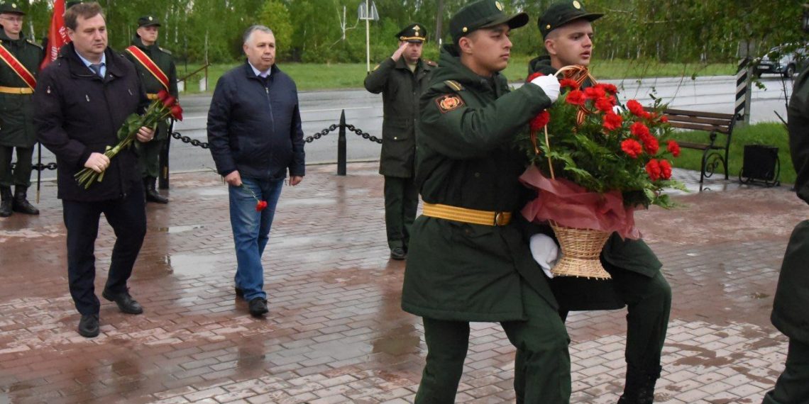 Ульяновские власти возложили цветы к памятнику «Журавли» на Ишеевском кладбище