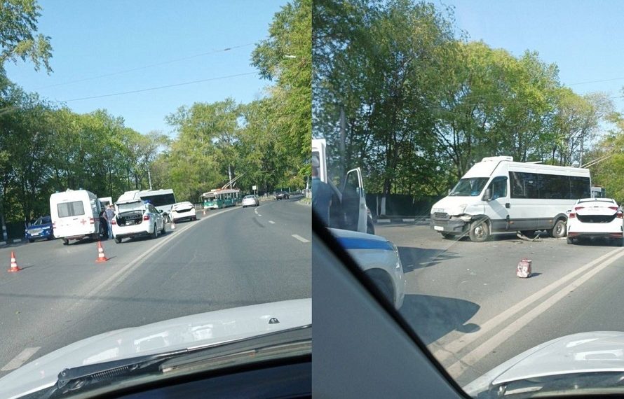 Легковая иномарка врезалась в маршрутку на Нижней Террасе в Ульяновске утром 18 мая