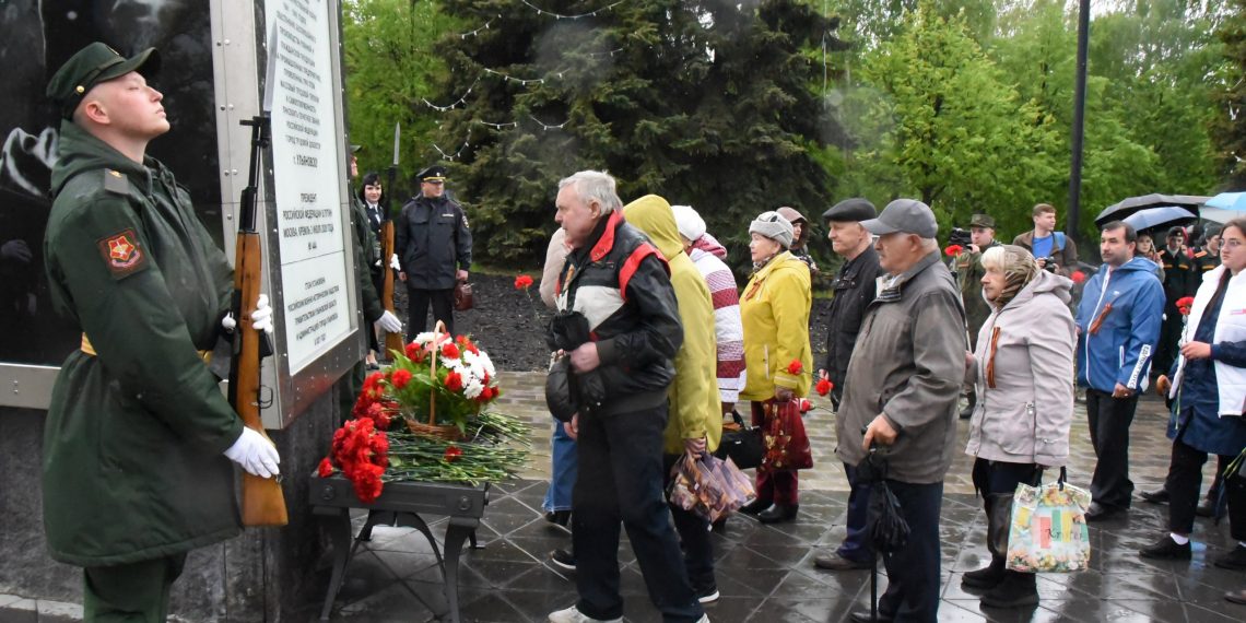К стеле «Город трудовой доблести» у вокзала «Ульяновск-Центральный» возложили цветы