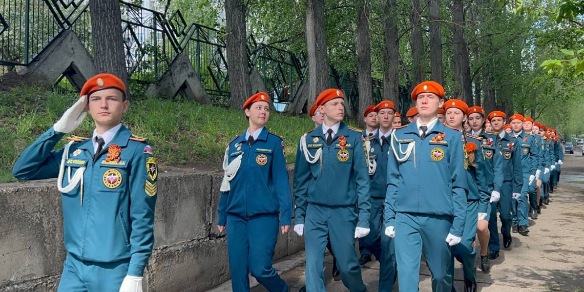 В Ульяновске для 98-летней участницы ВОВ сотрудники МЧС провели персональный парад Победы