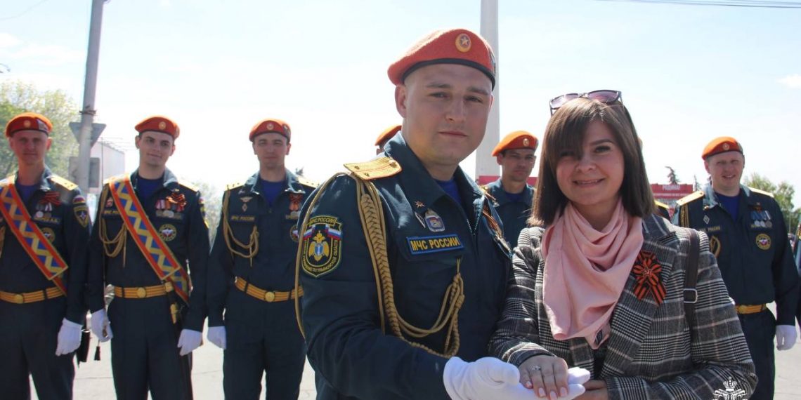 После парада Победы в Ульяновске сотрудник МЧС сделал предложение руки и сердца своей девушке