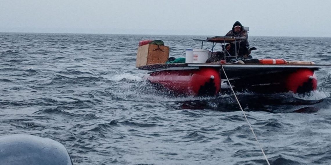 В Юрманском заливе ульяновские спасатели не дали утонуть рыбакам на плоту