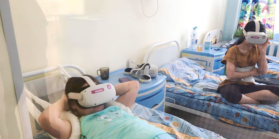 Пациентов Ульяновской областной детской больницы отвлекли от хворей виртуальными путешествиями в Санкт-Петербург и Москву