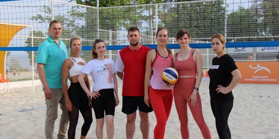 На центральном пляже ульяновские медики сыграли в волейбол со своим министром