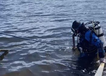 Водолазы очищают дно Волги на центральном пляже Ульяновска