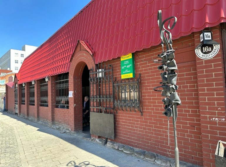 Алексей Русских поручил создать комиссию по судьбе шашлычной на улице Федерации в Ульяновске