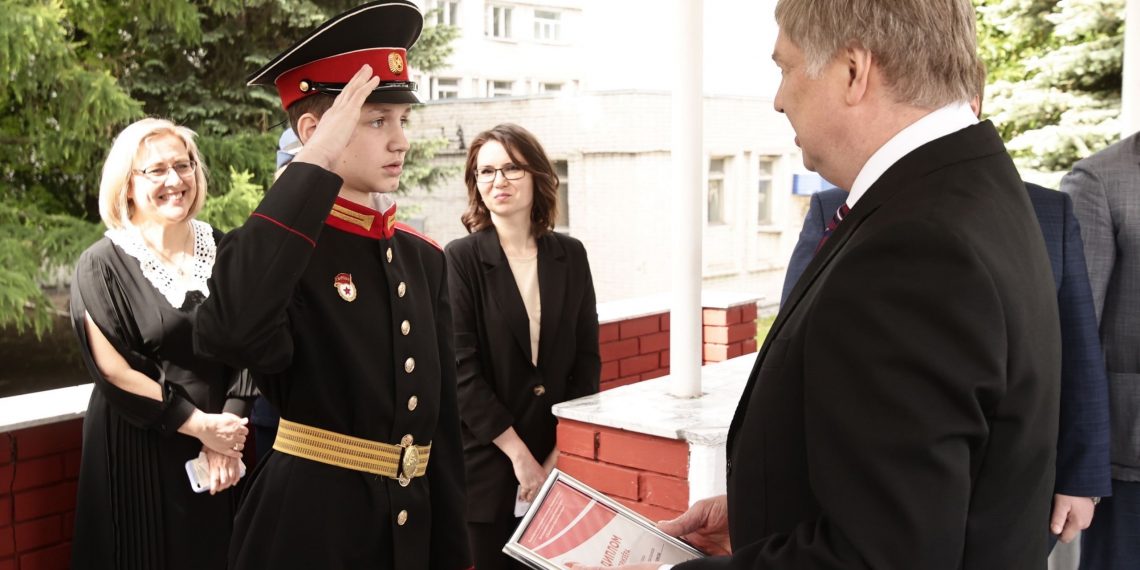 Губернатор Русских вручил дипломы выпускникам Ульяновского Суворовского училища