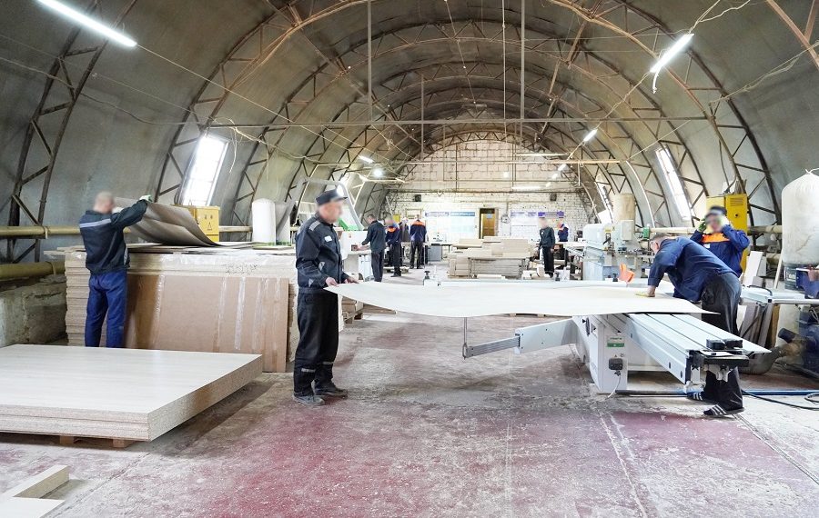 Осуждённые ульяновской колонии делают мебель для чиновников