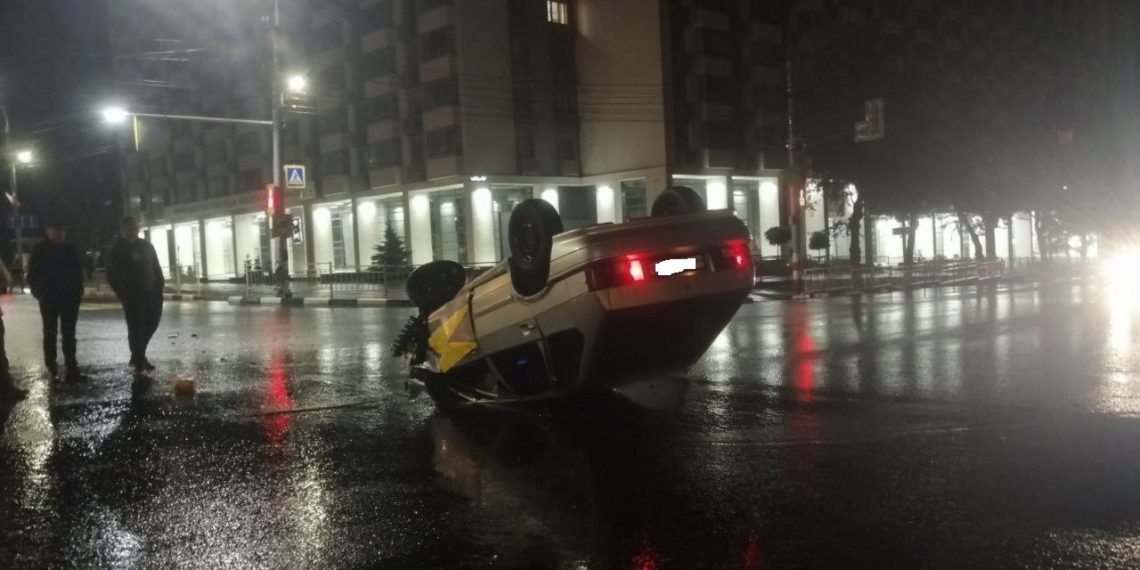 Ночью на Минаева в Ульяновске ВАЗ-2114 перевернулся кверху колёсами