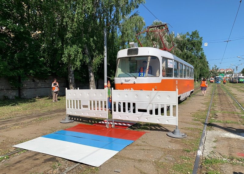 3 июня в Ульяновске устроили боулинг на трамваях