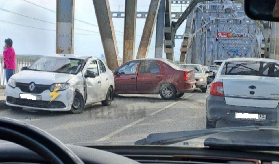 Утром 6 июня Императорский мост в Ульяновске встал в обе стороны из-за ДТП