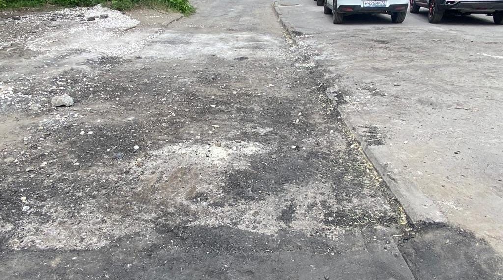 Подрядчики «забыли» заасфальтировать двор на улице Октябрьской в Ульяновске