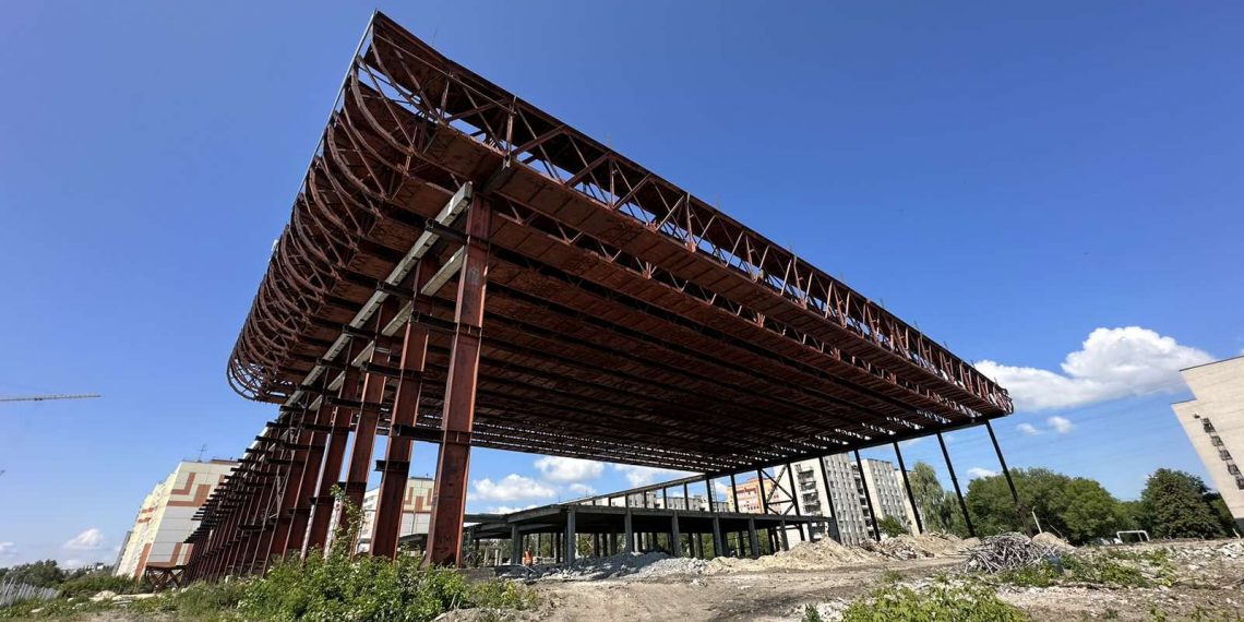 Крышу с легкоатлетического манежа на Аблукова в Ульяновске полностью снимут к концу лета
