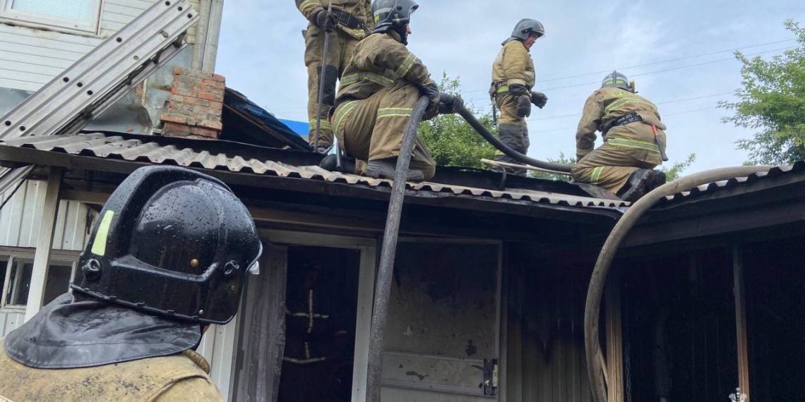 12 июня 24 пожарных тушили горящий дом в центре Ульяновска