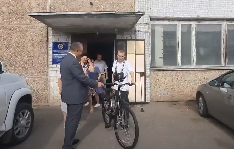 Мэр Димитровграда подарил велосипед юноше, отдавшему свои деньги на нужды бойцов СВО
