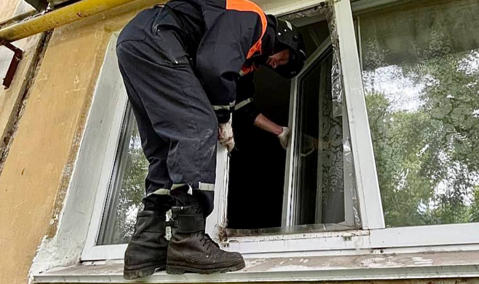 Ульяновским спасателям пришлось залезть в окно, чтобы помочь больной женщине