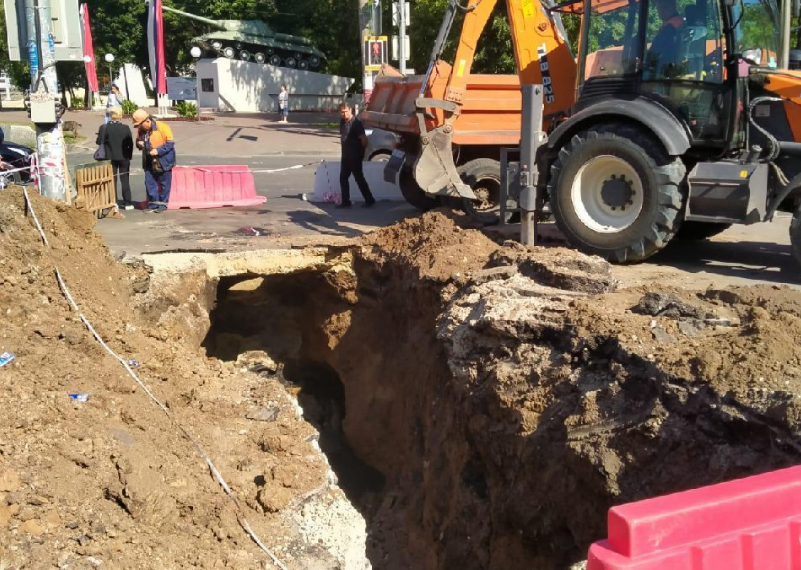 27 июня обрушился свод канализационного коллектора на улице Юности в Ульяновске