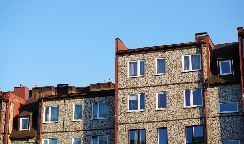 86-летнюю женщину с травмами от падения с высоты нашли под окнами многоэтажки в Ульяновске