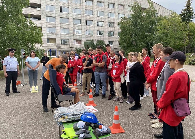 Ульяновские полицейские рассказали о своей службе подросткам из Запорожской области