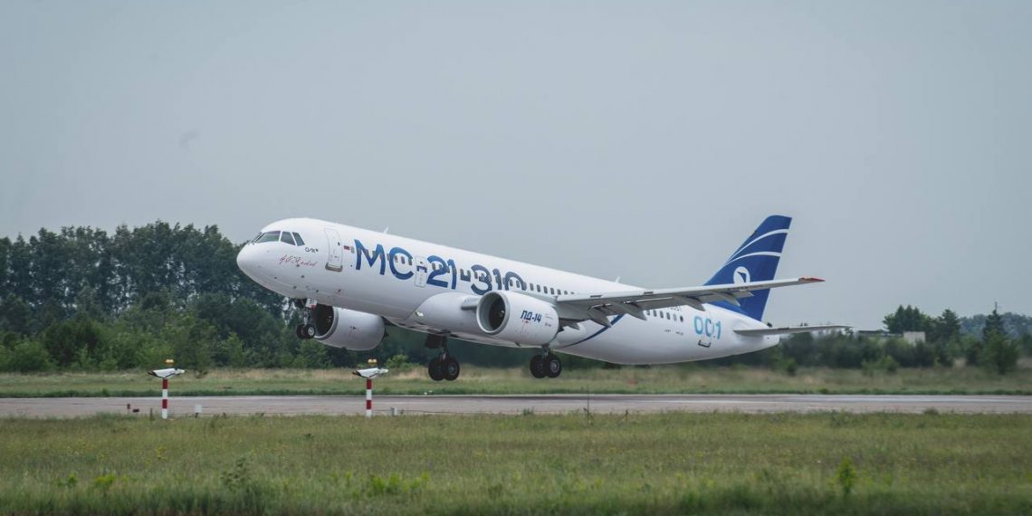 Первый МС-21 с российскими двигателями покрасили в Ульяновске