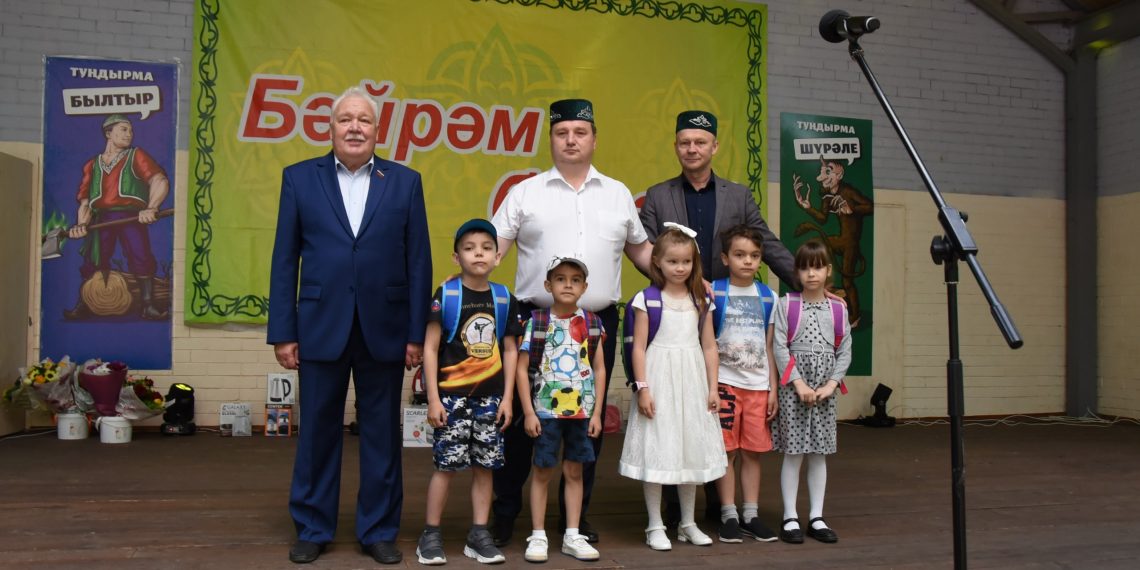 Коробко и Болдакина нарядили в тюбетейки на Сабантуе в «Винновской роще»