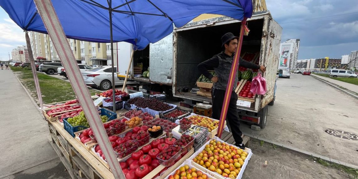 Юмакулов разогнал торговцев фруктами на перекрёстке Камышинской и Юго-Западной