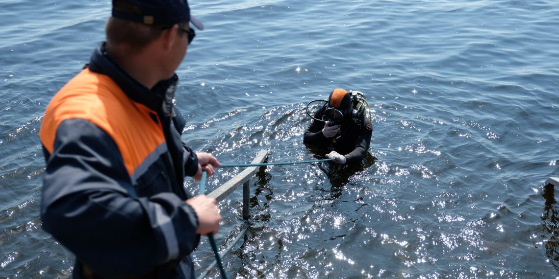На Центральном Волжском пляже в Ульяновске шторм повредил буи