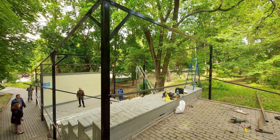 Киноплощадку во «Владимирском саду» покрывают навесом