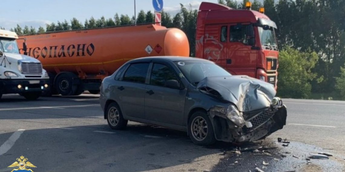 КамАЗ и «Калина» столкнулись в Засвияжском районе Ульяновска