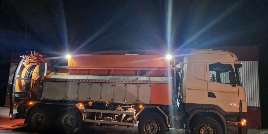 На Богдана Хмельницкого в Ульяновске ликвидируют масштабный засор в канализационном коллекторе