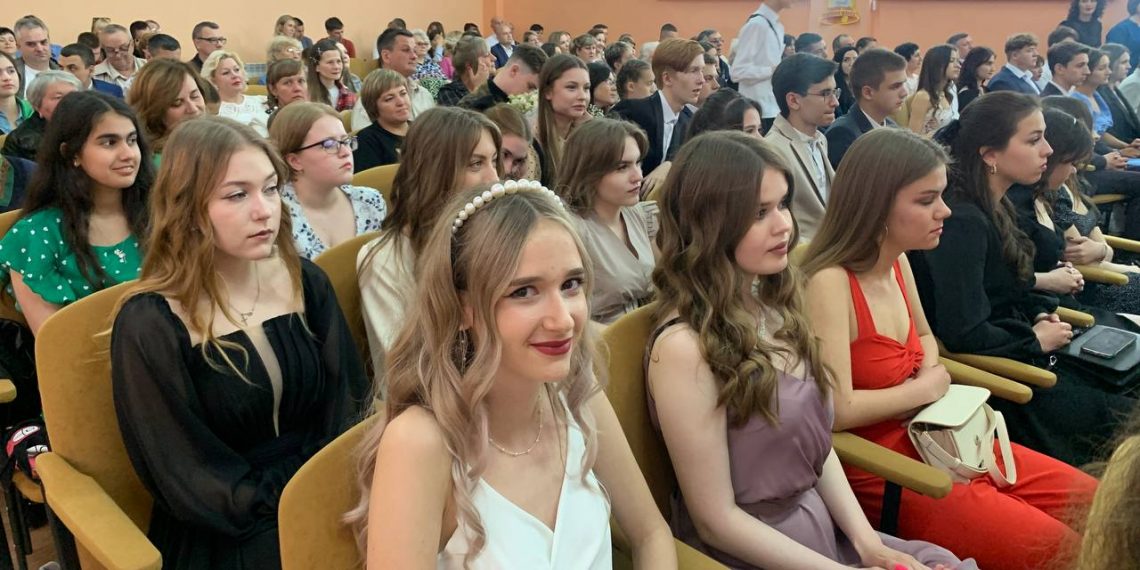 Около двух с половиной тысяч выпускников школ Ульяновска получили аттестаты