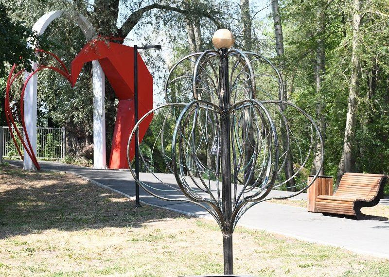 «Дерево любви и верности» установили у Моста влюблённых в Димитровграде