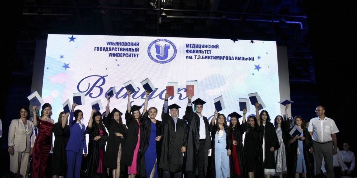 593 выпускника медфака УлГУ получили дипломы