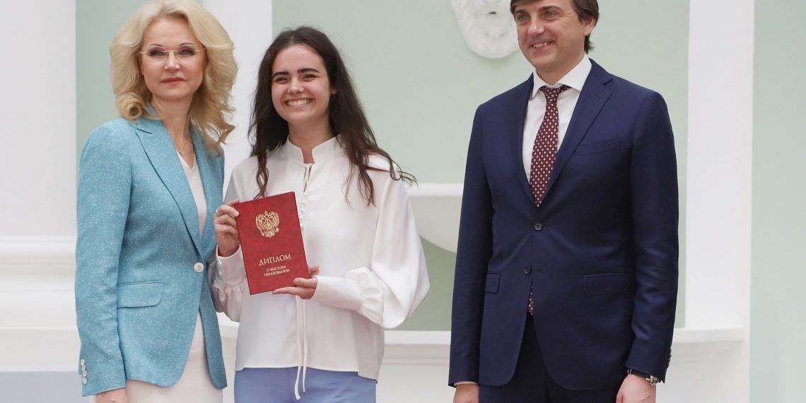 Выпускница ульяновского вуза получила красный диплом из рук Татьяны Голиковой и Сергея Кравцова