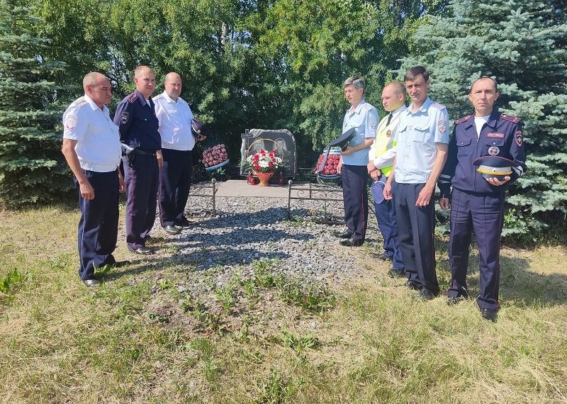 Сотрудники ульяновской Госавтоинспекции почтили память погибших в Рождественскую ночь коллег