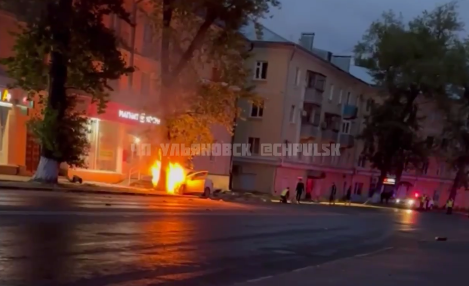 Ночью на Гагарина в Ульяновске иномарка врезалась в столб и загорелась