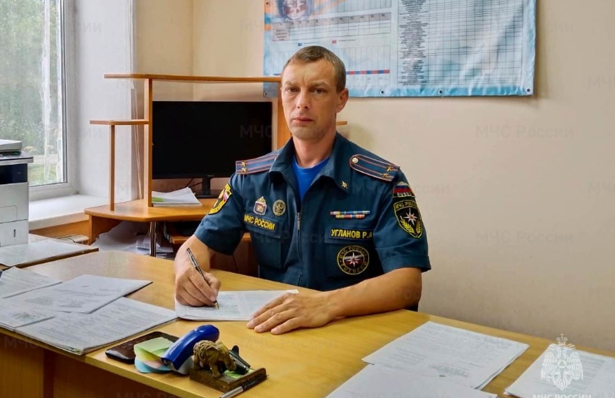 Сенгилеевский пожарный в свой выходной спас мужчину из горящего дома