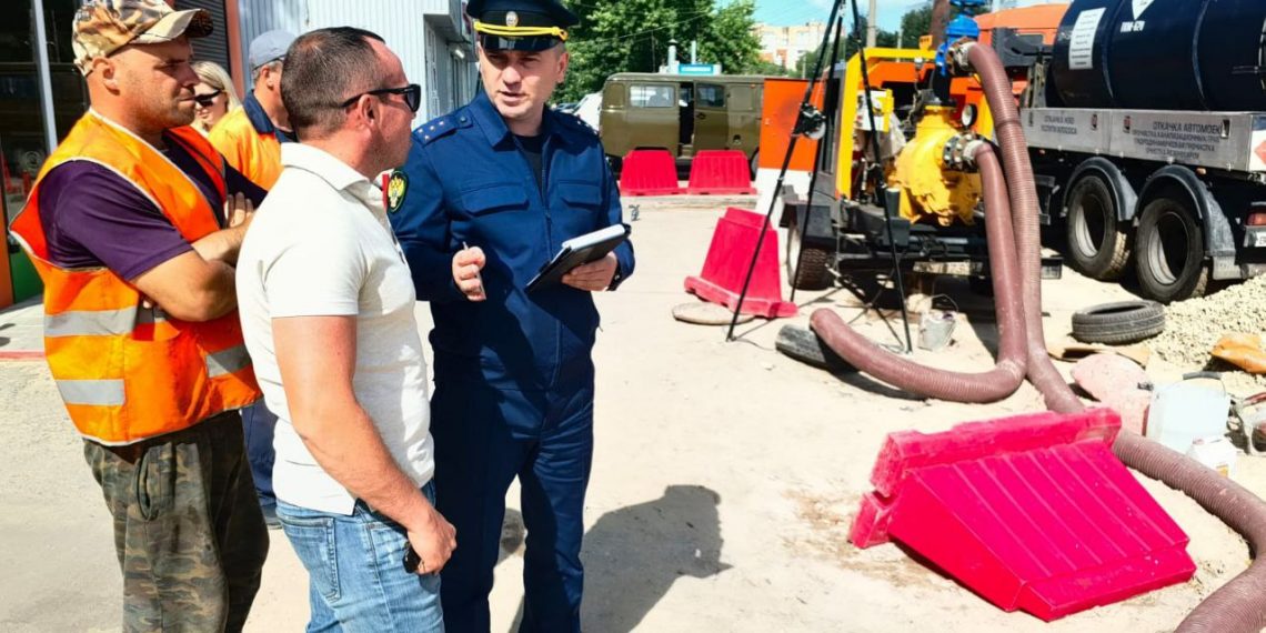 На Рябикова, 60 к месту просадки грунта под коллектором пожаловала с проверкой прокуратура