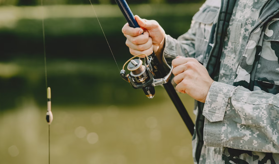 У жителя Сенгилея угнали машину, пока он ловил рыбу