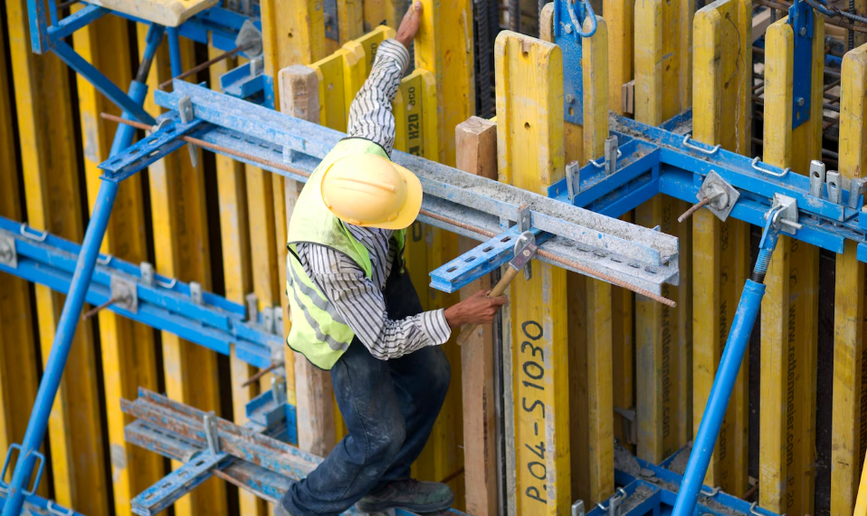 В Ульяновске 23-летний маляр сорвался с третьего яруса строительных лесов