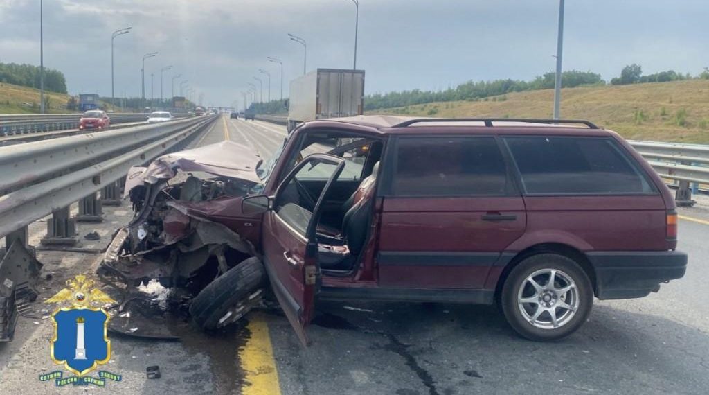 Volkswagen протаранил отбойник на подъезде к Президентскому мосту в Ульяновске