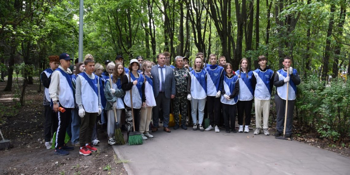Ульяновский парк «Семья» расчистили от мусора с помощью молодёжных трудовых отрядов