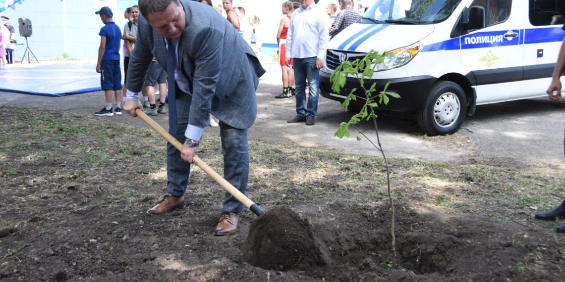 Ульяновский мэр посадил дерево в честь 100-летия общества «Динамо»