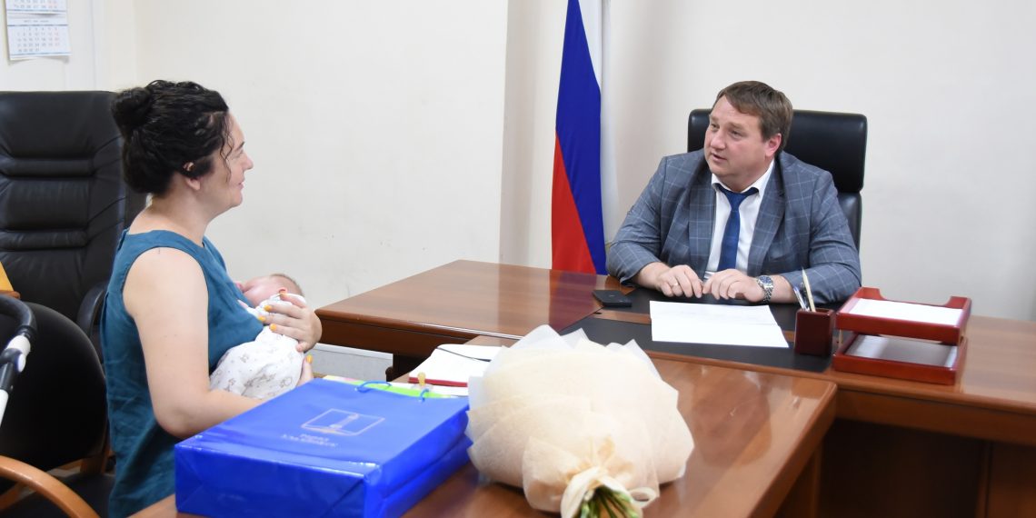 Мать троих детей с Опытного поля приобщила мэра Ульяновска к проблемам своего микрорайона